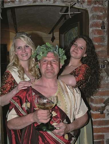 Die scheidenden Weinmajestäten: Königin Miriam Janson, Prinzessin Anna-Frieda Föhr und Bacchus Peter Föhr-Fusenich verabschieden sich.