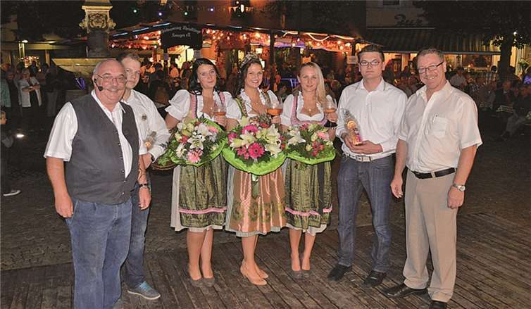 Die scheidenden Weinmajestäten mit Verkehrsamtsleiter Martin Tillmann (l.), Ortsvorsteher Walter Köbbing (r.) und den ständigen Begleitern der Feuerwehr.AB