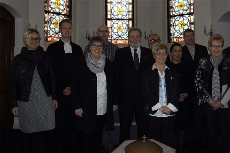 Die scheidenden und neuen Presbyter: (v. links) Maike Brockers, Pfarrer André Beetschen, Karin Stein, German Heuft, Jörg Wienpahl, Dr. Burkhardt Glutting, Judith Keller, Manuela Richert, Reiner Jeup, Marlies Steudle und Dr. Erich Naujokat.privat