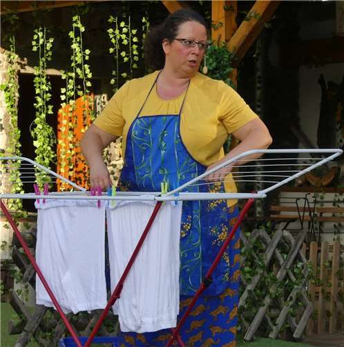 Die scheinbaren Hauptdarsteller des Lustspiels hängen noch zum Trocknen auf der Wäschespinne.