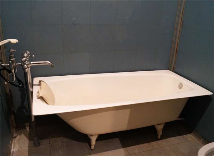 Die schlichte Badewanne steht im Sanitätsstollen Ost im Bunker und hätte im Falle eines dritten Weltkrieges der Krankenpflege gedient.