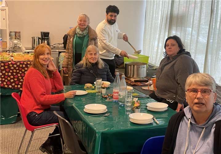 Die schmackhafte Suppe wurde von Shaheed Mulla persönlich gekocht und den Gästen des Cafés serviert. Foto: Manfred Beuth