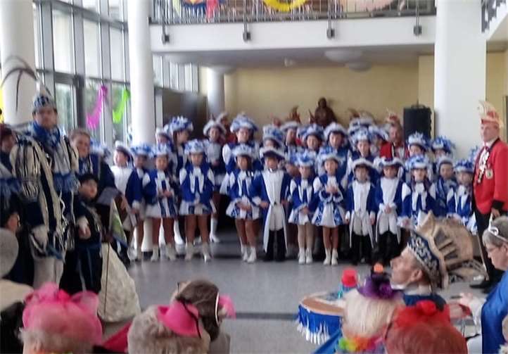 Die schmucken kleinen und großen Funken aus Spessart, legten schmissige Tänze hin. Foto: privat