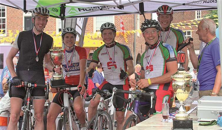 Die schnellste Gruppe wird im Ziel mit dem Wanderpokal belohnt.privat