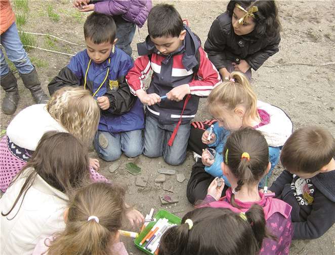 Die schön geformten Steine vom Ufer der Nette wurden von den Kindern gesammelt und zur Erinnerung angemalt. privat