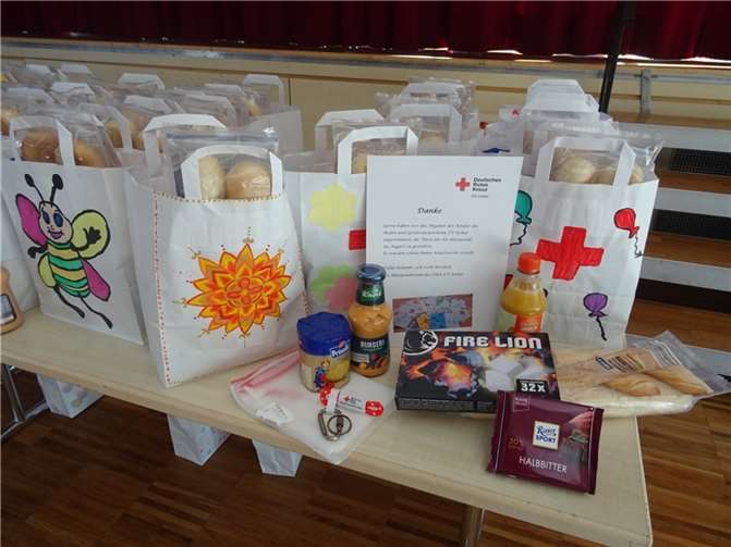 Die schön gestalteten Tüten der Kinder für die Blutspender.Fotos: privat