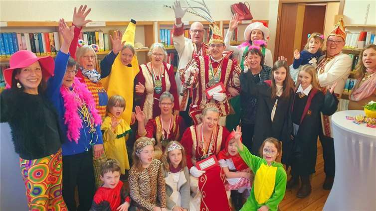 Die schön kostümierten Kinder und Erwachsenen konnten sich mit ihrer Karnevalsprinzessin und ihrem Prinz unterhalten, konnten tanzen und sogar eine Polonaise durch die Bücherei war möglich. Foto: Ev. Kirchengemeinde Oberwinter