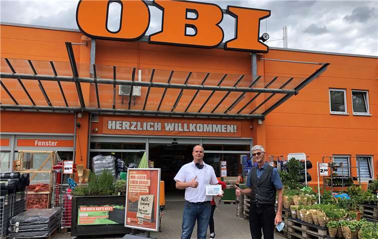 Die schönen Kunststoffkisten für die Familyboxen stiftete Marktleiter Thorsten Kleber vom OBI Sinzig