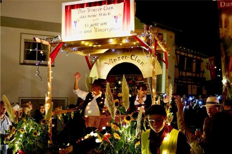 Die schönen Motivwagen wurden durch viele Lichter schön in Szene gesetzt.