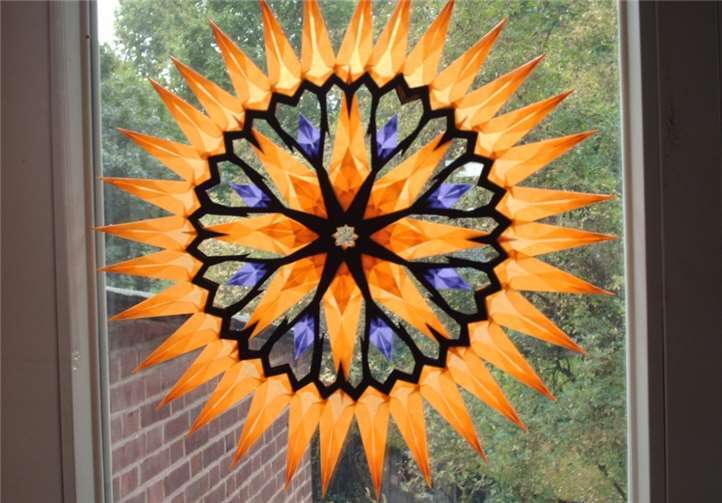 Die schönen Transparentsterne schmücken in der Weihnachtszeit viele Häuser. Privat