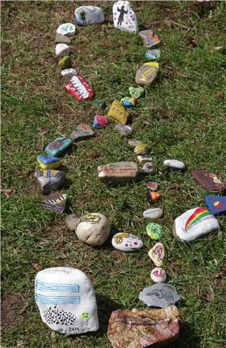 Die schönen bunten Steine wurden zu einem Notenschlüssel zusammengelegt. Foto: privat