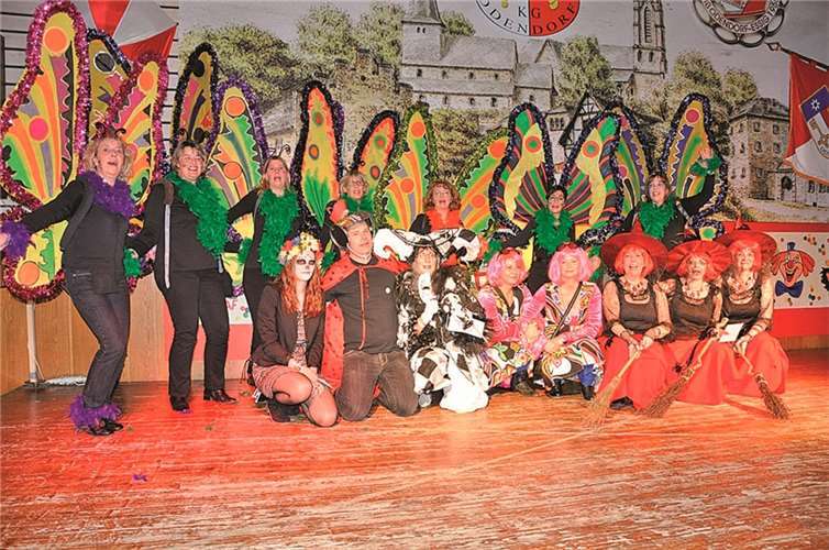 Die schönsten Kostüme: in der hinteren Reihe der Gruppensieger „Schmetterlinge“, in der Mitte der vorderen Reihe die Eigenkreation „Harlekin“.privat
