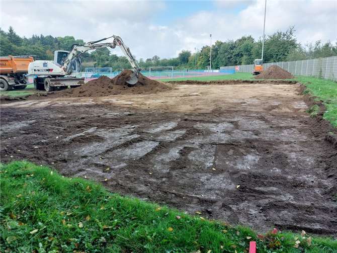Die schon langjährigen Planungen des SV Ochtendung, auf dem Gelände des Jakob-Vogt-Stadions ein vereinseigenes Mini-Spielfeld zu errichten, gehen nun mit Riesenschritten in die Umsetzung. Am vergangenen Wochenende konnten zunächst mit Muskelkraft Teile der Fläche von Verbundsteinpflaster befreit werden, anschließend kam schweres Gerät zum Ausheben der Baugrube zum Einsatz. In der zweiten Oktoberhälfte wird ein Spezialunternehmen die Aufbauarbeiten von Spielfläche, Banden und Zaunanalge beginnen.  Foto: privat