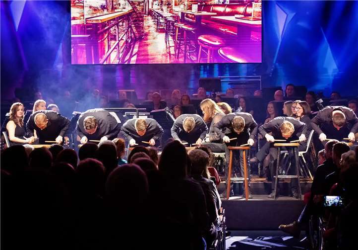 Die schon legendäre „Hocker-Musi“ der Schlagzeuger führte zwangsläufig zu frenetischem Beifall.Quelle:Fotograf Markus Salzmann