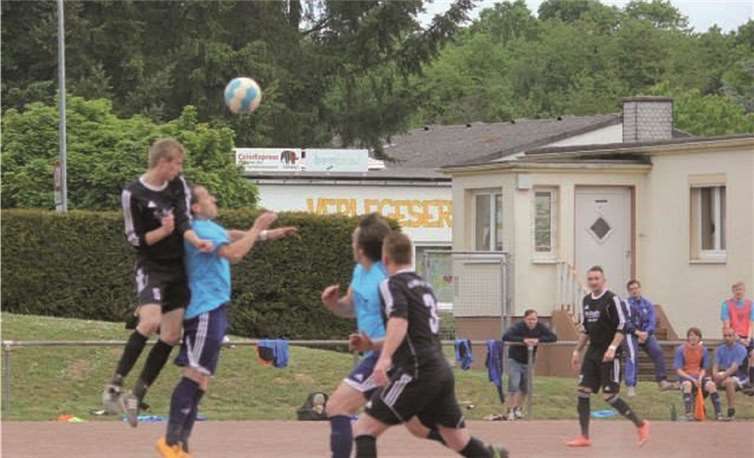 Die schwarz gekleideten Sinziger verloren unglücklich gegen die SG Bachem/Walporzheim.privat