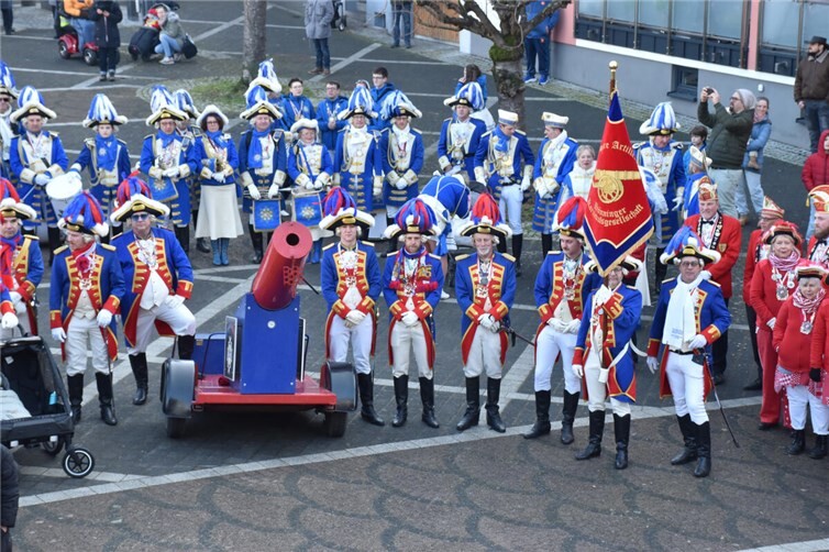 Die schwere Artillerie postierte sich mit der Konfettikanone.Fotos: HEP