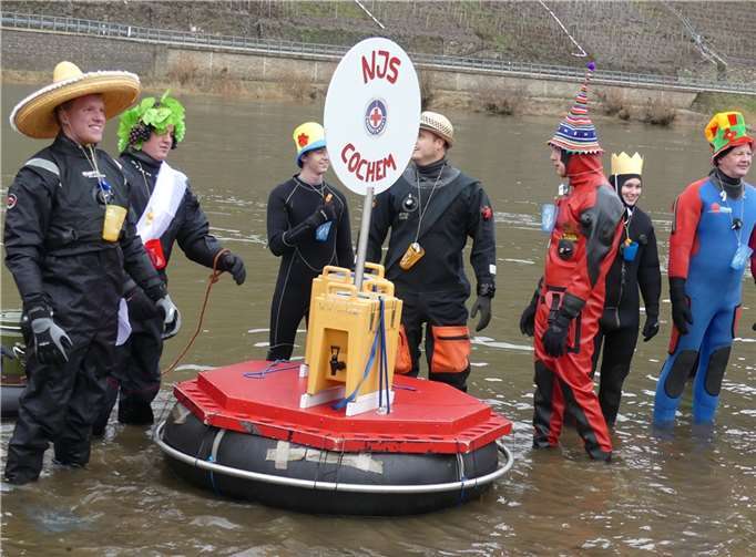 Die schwimmende Heißgetränke-Insel gehört beim Neujahrsschwimmen zur Standardausrüstung.