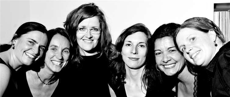 Die sechs Damen von "rhein weiblich" singen für ihr Publikum auf der Oberen Burg Rheinbreitbach.Jens Frisch