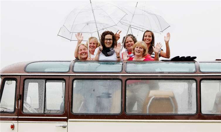 Die sechs Frauen wind wieder mit dem Oldtimer unterwegs.SWR/megaherz/Anne Deiß