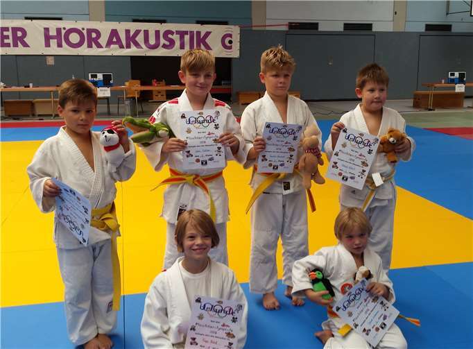 Die sechs Kämpfer der TV Remagen mit ihren Urkunden und Plüschtieren.privat