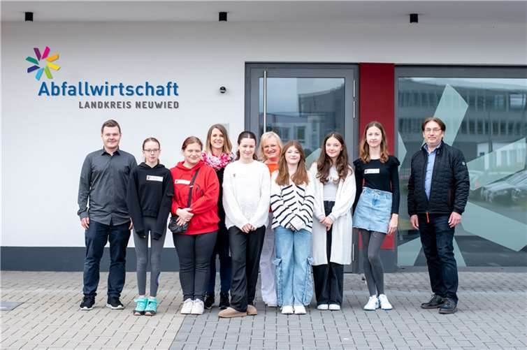 Die sechs Mädchen der Römerwall Realschule Plus und des Mittelrhein Gymnasiums Mülheim-Kärlich hatten einen spannenden Tag bei der Abfallwirtschaft.  Fotos: Maria Burkart