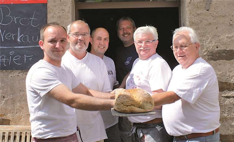 Die sechs Männer vom „Backes“ zauberten auch beim diesjährigen Fest wieder viele knusprige Köstlichkeiten aus dem alten Backrohr.TE