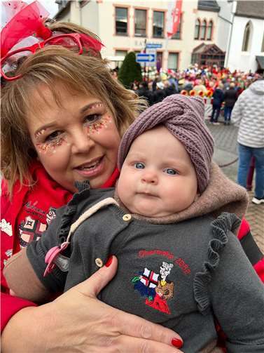 Die sechs Monate alte Malea Niepagen trug eine warme Jacke mit der Aufschrift „Obermöhn 2052“, worüber sich die Oma und Möhnen-Präsidentin Martina Niepagen sehr freute.