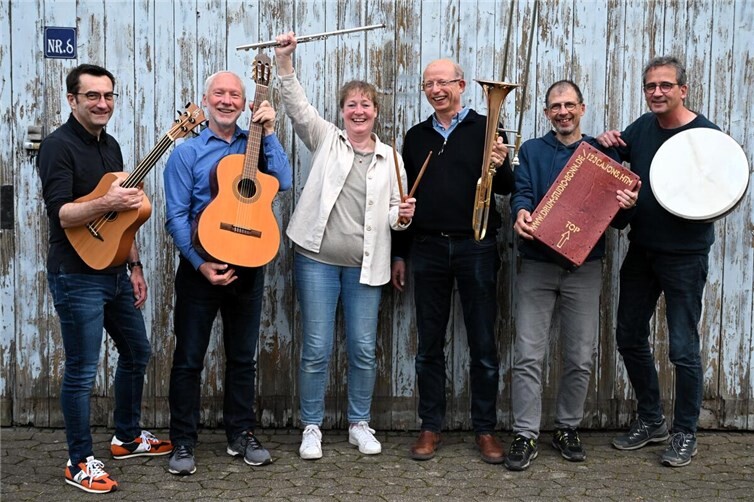 Die sechs Musiker von Weilerfeld freuen sich auf ihr Konzertdebut