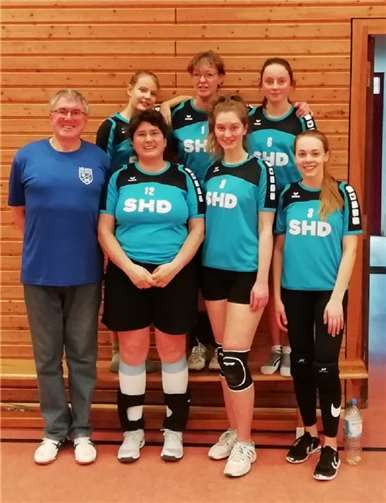 Die sechs Spielerinnen der Damenmannschaft siegten in Lehmen. Privat