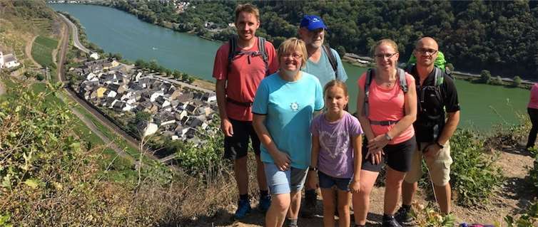 Die sechs Wanderer des DJK Müllenbach besuchten die Mosel. privat