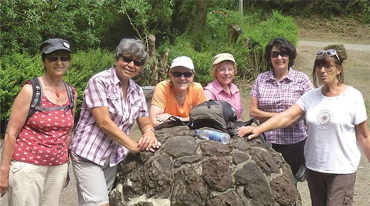 Die sechs Wanderinnen des Eifelvereins Sinzig an der Volkesfelder Heilquelle.privat