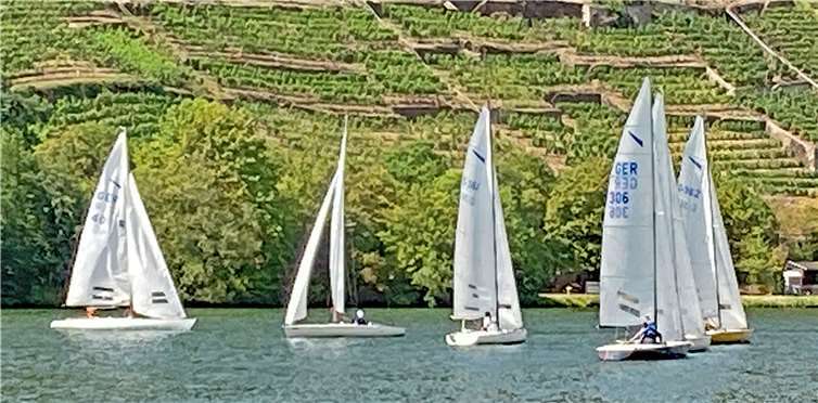Die sechs Wassersportler liefern sich auf der Mosel spannende Zweikämpfe. Ein mäßiger „zweier“ in Böen „dreier“ Wind sorgt für genügend Fahrt. Foto: privat
