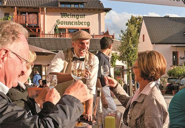 Die sechs beteiligten Weingüter präsentieren ihren neuen Jahrgang - selbstverständlich darf gekostet werden.