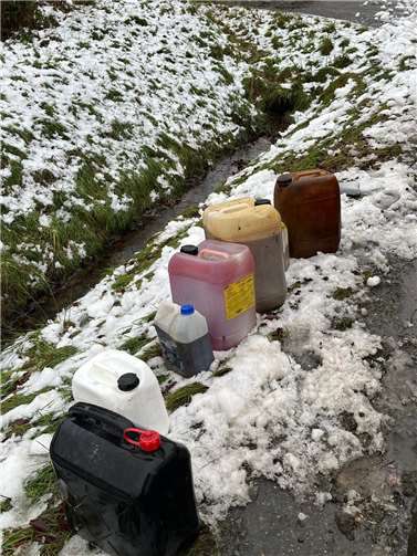Kanister mit Heizöl bei Siershahn und Ebernhahn illegal entsorgt Die sechs illegal bei Siershahn entsorgten Kanister enthielten Heizöl. Foto:Ordnungsamt Wirges