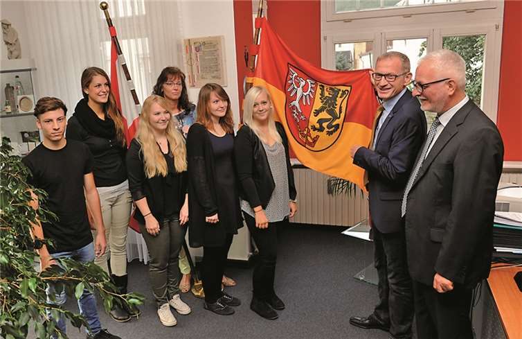 Die sechs neuen Auszubildenden werden durch Bürgermeister Guido Orthen begrüßt.fix