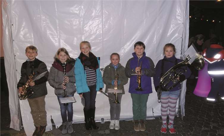 Die sechs neuen Musiker: (v. links): Gabriel Czornik (Saxophon), Leonie Dünnes (Klarinette), Antonia Oster (Querflöte), Lea Hoffmann (Trompete), Simon Patzke (Trompete), Valentina Hunz (Tenorhorn). privat