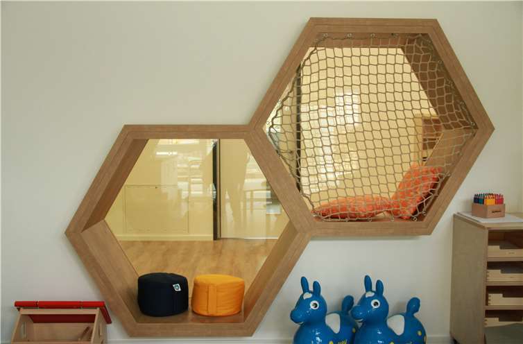 Die sechseckigen "Basalt-Fenster" sind bei den Kindern ganz besonders beliebt.