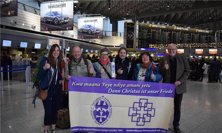 Die sechsköpfige Besuchsdelegation aus dem Dekanat Nassauer Land vor ihrem Abflug am Frankfurter Flughafen nach Mabira in Tansania (von rechts): Bertold Krebs, Sigrid Paul, David Metzmacher, Renate Weigel, Dietmar Menze und Katharina Matern. Foto: Dekanat Nassauer Land