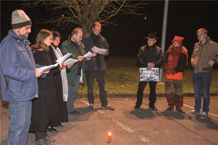 Die sechsköpfige Gruppe der Bürgerinitiative Stolpersteine trägt Berichte und Gedichte vor. WT