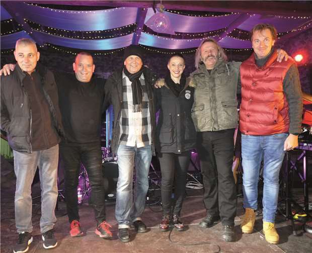 Die sechsköpfige Truppe der River Soul Connection heizte den Gästen mit Klassik-Rock vom Allerfeinsten ein.