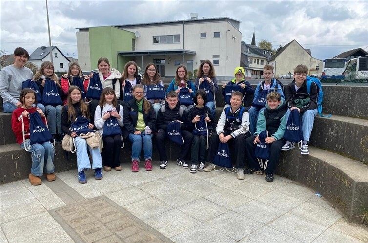 Die sechste Klasse der Realschule Plus in Nachtsheim mit Laachus Botschafterin Monika Schmitz.