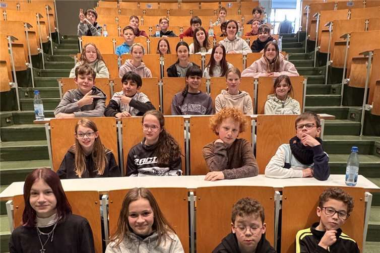 Die sechsten Klassen der St. Stephanus-Realschule plus Nachtsheim beim Besuch in der „Kinderakademie“ in Mainz.  Foto: privat