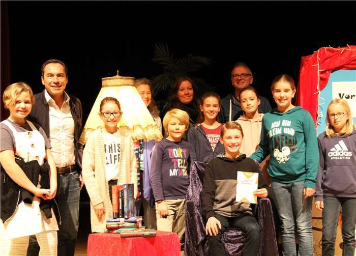 Die sechstklässler zogen das Publikum mit ihren spannenden Beiträgen in ihren Bann. Claudia Spittel