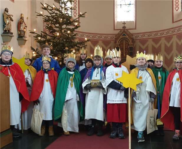 Die segensreichen Sternsinger von Kürrenberg: Fast 20 Kinder und Jugendliche waren unterwegs, um die frohe Botschaft zu verkünden und Gutes zu bewirken. Foto: privat