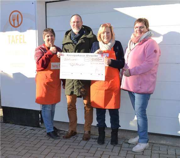 Die sehr große Spende hilft der ökumenischen Tafel, ihr Angebot auch weiterhin für die Menschen aufrecht zu erhalten. (Von links) Angelika Schorn, Frank Grohs, Helga Külshammer und Mary Witsch bei der Spendenübergabe in Ahrweiler. Foto: E.T. Müller