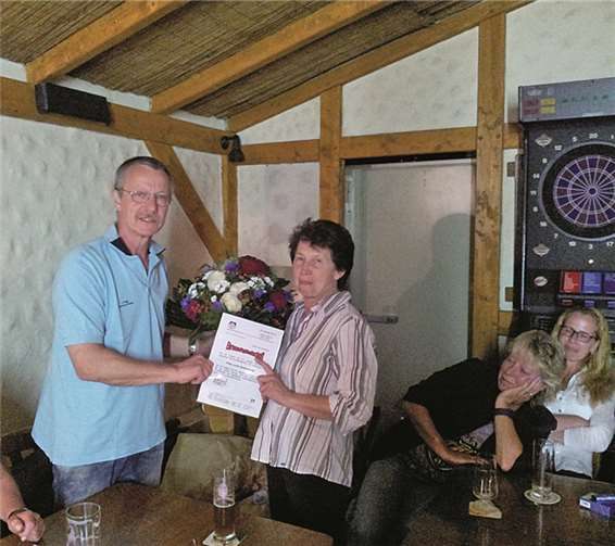 Die seit 20 Jahren als Geschäftsführerin tätige Frau Lucia Ausserhofer wurde von Ulli Bogusch in den vollverdienten Ruhestand verabschiedet. privat