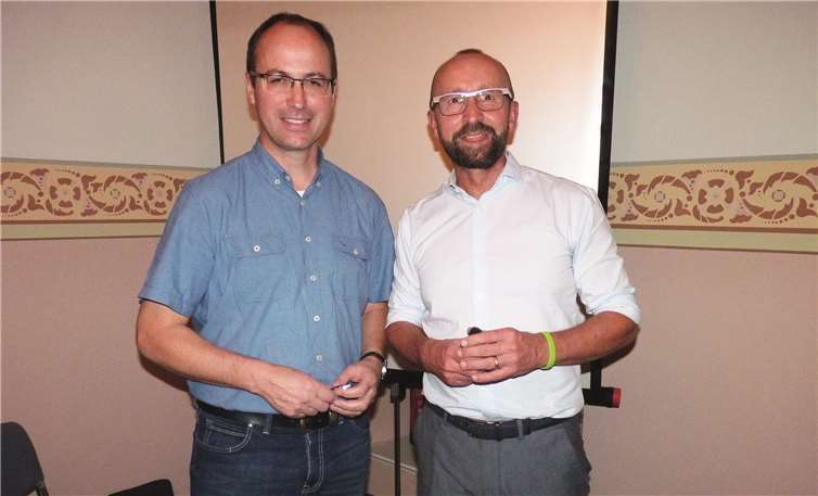 Die seit ca. eineinhalb Jahren bestehende Vortragsserie wurde von dem Team-Trainer und Team-Coach Günter Burzywoda –rechts- gemeinsam mit dem Wirtschaftsförderer der VG Brohltal, Peter Engels ins Leben gerufen. Foto: FRE