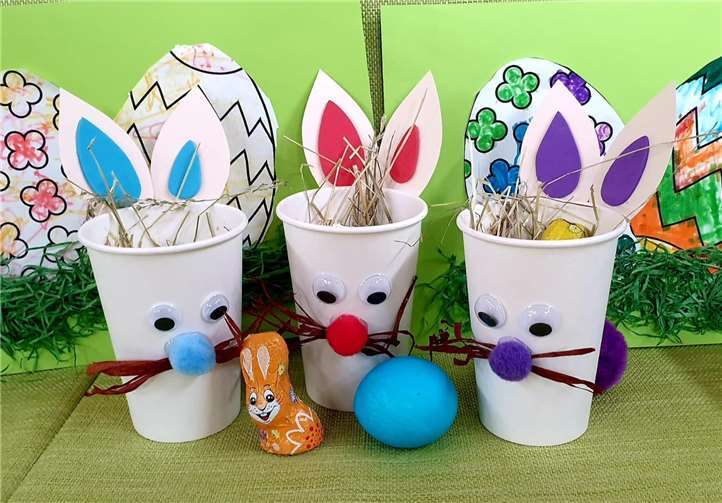 Die selbst gebastelten Osterhasen sagen mit ihren großen Augen, dass sie viele Leckereien zu verschenken haben.Foto: privat