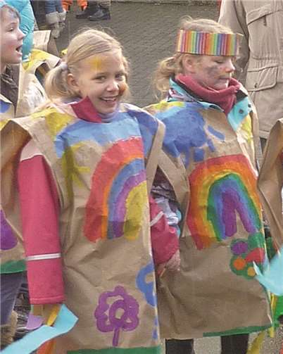 Die selbst gefertigten, ideenreichen und bunten Kostüme der Kinder sollte man sich nicht entgehen lassen. privat