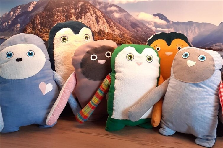 Die selbst genähten Kissen aus Kleidungsstücken geliebter Verstorbener können den trauernden Hinterbliebenen Trost spenden.